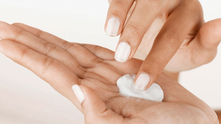 Γαλάκτωμα vs σαπούνι: Τι είναι καλύτερο για τον καθαρισμό του προσώπου μας;