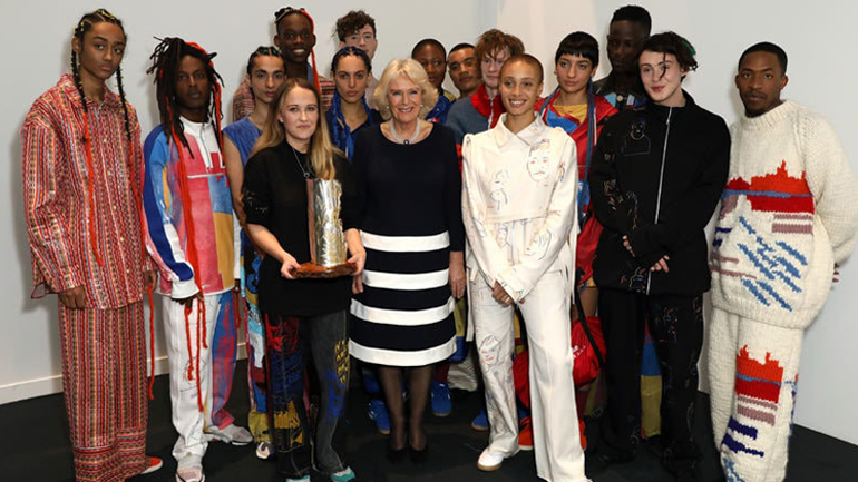 Η σχεδιάστρια μόδας, Μπέθανι Γουίλιαμς παρέλαβε το βραβείο της Βασίλισσας Ελισάβετ για τις ηθικές πρακτικές της