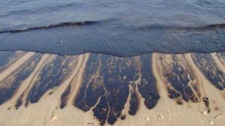 Λαύριο: Διαρροή μαζούτ κατά τη διάρκεια πετρέλευσης δεξαμενόπλοιου