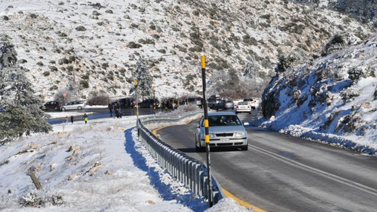Διεκόπη η κυκλοφορία στην Περιφερειακή Οδό Πεντέλης – Νέας Μάκρης λόγω χιονόπτωσης