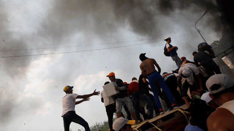 Βενεζουέλα: Πυρπολήθηκε από την αστυνομία φορτηγό με ανθρωπιστική βοήθεια