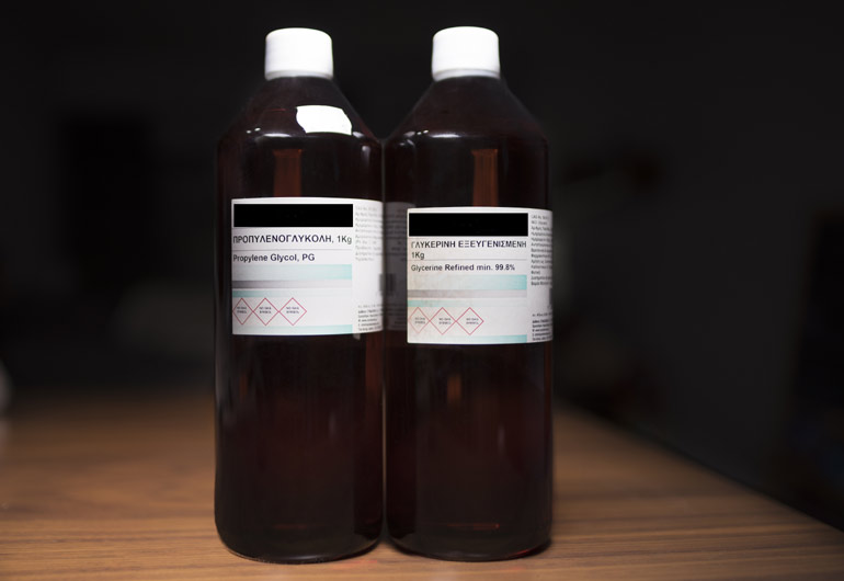 Βασικά συστατικά υγρών ηλεκτρονικού τσιγάρου για ιδιοκατασκευή, αγορασμένα από φαρμακείο