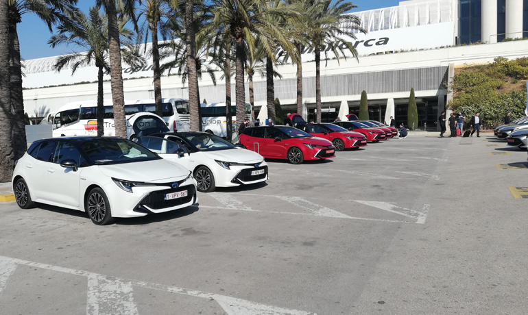 Τα αυτοκίνητα μας περιμένουν στο αεροδρόμιο της Μαγιόρκα για την πρώτη δοκιμή