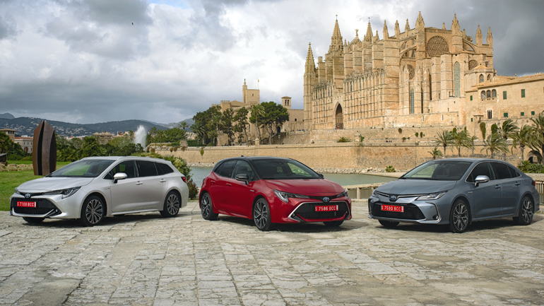 Πεντάθυρο hatchback, τετράθυρο sedan και station με ονομασία Touring Sport