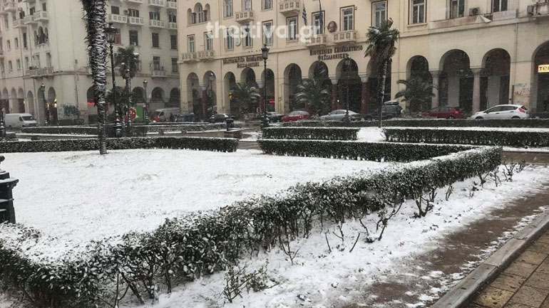 Στους δρόμους της Θεσσαλονίκης αλατιέρες και υδροφόρες