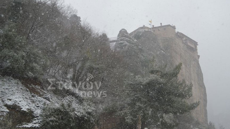 Ντύθηκαν στα λευκά τα Μετέωρα και το Καστράκι