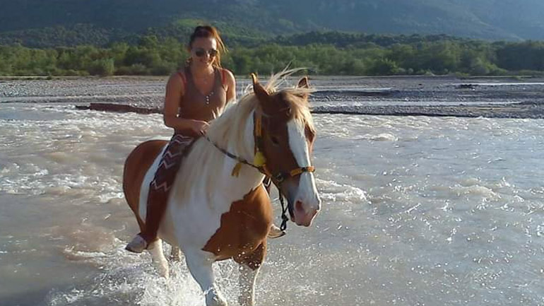 Η γητευτής των αλόγων από την Καλαμπάκα μιλά για τη θεραπευτική ιππασία