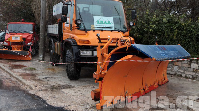 Σε ετοιμότητα τα εκχιονιστικά μηχανήματα στην Πεντέλη