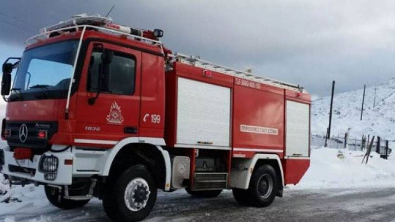 Επιχείρηση απεγκλωβισμού δύο οικογενειών στην Πάρνηθα