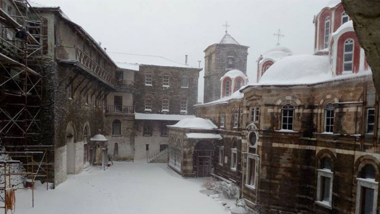 Μαγευτικές εικόνες από το χιονισμένο Άγιο Όρος 