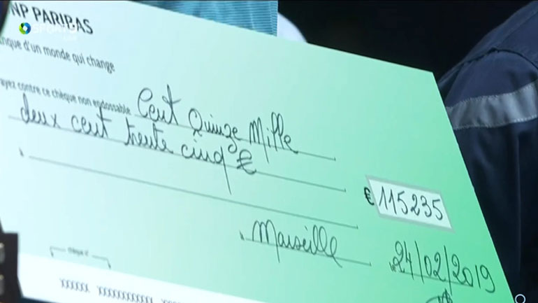 Η επιταγή που αναγράφει τα χρήματα που κέρδισε ο Τσιτσιπάς μετά τη νίκη του στο τουρνουά της Μασσαλίας