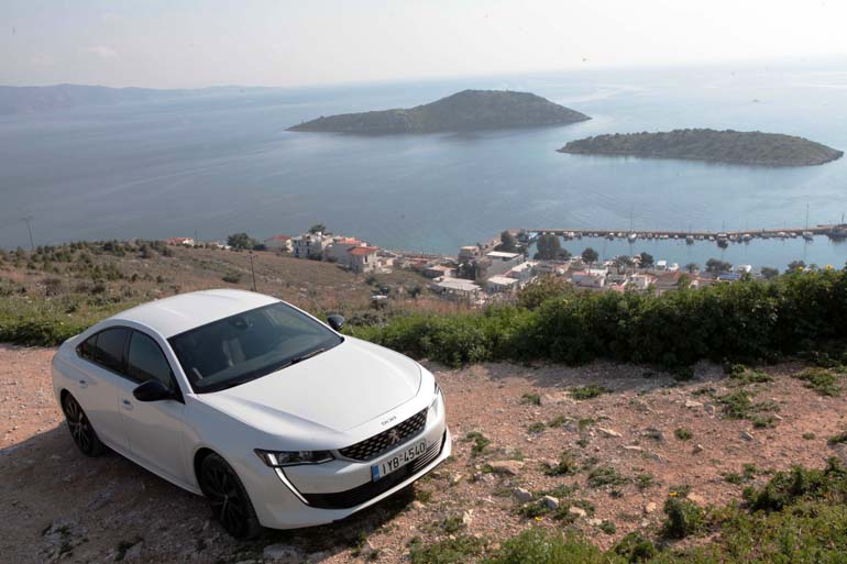 Η Πάχη Μεγάρων από ψηλά. Τα νησάκια είναι η Πάχη και το Παχάκι και στο βάθος αριστερά η Σαλαμίνα