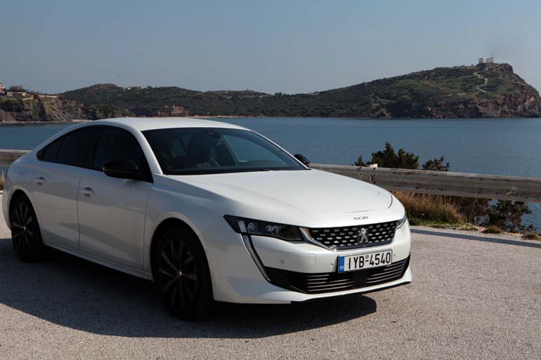 Το Peugeot 508 και στο βάθος ο Ναός του Ποσειδώνα στο Σούνιο