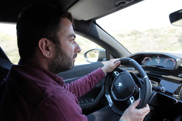 Αυτό το μικρό τιμόνι στο Peugeot 508 είναι άνετο, βολικό και σε προδιαθέτει να απολαύσεις την οδήγηση...