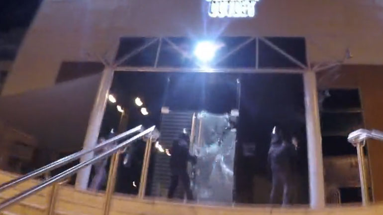 Επίθεση Ρουβίκωνα στο Factory Outlet στην Πειραιώς – Οκτώ προσαγωγές Επίθεση Ρουβίκωνα στο Factory Outlet στην Πειραιώς – Οκτώ προσαγωγές