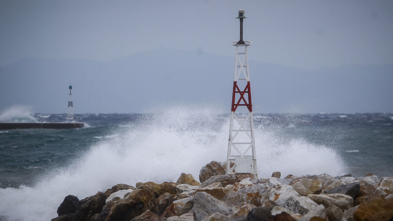 Σοβαρά προβλήματα στις ακτοπλοϊκές συγκοινωνίες λόγω των ισχυρών ανέμων