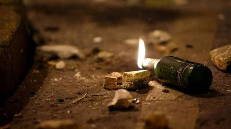 Μολότοφ και μία σύλληψη τη νύχτα στα Εξάρχεια