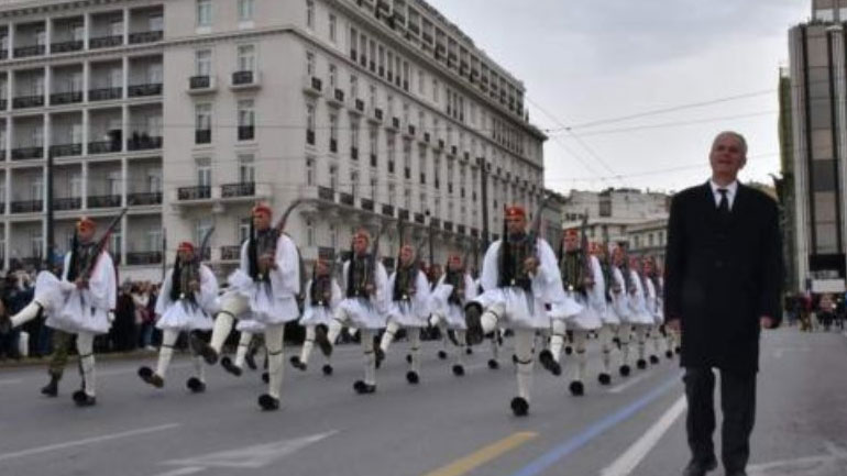 Συγκίνηση στην παρέλαση της Προεδρικής Φρουράς: Δίπλα στους Εύζωνες ο πατέρας του Σπύρου Θωμά