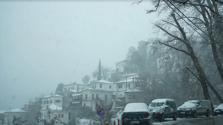 Βόλος: Ανοιχτοί παραμένουν οι δρόμοι στο οδικό δίκτυο του Πηλίου παρά τον όγκο του χιονιού