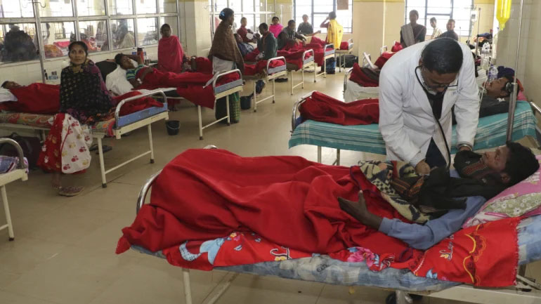 Τραγωδία στην Ινδία: Tους 98 έφτασαν οι νεκροί από την κατανάλωση νοθευμένου αλκοόλ