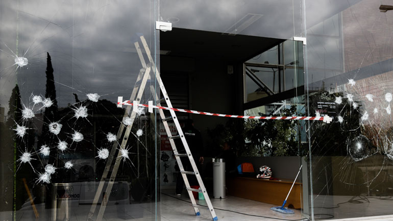 Δύο συλλήψεις για την επίθεση του «Ρουβίκωνα» σε κατάστημα στην Πειραιώς