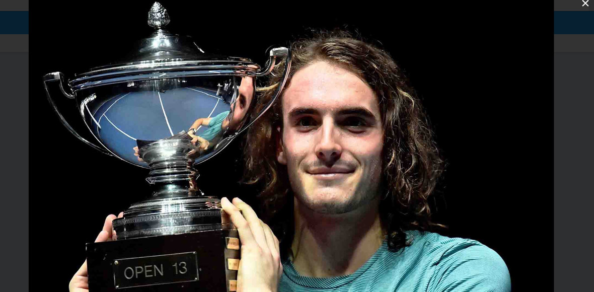 Το τρόπαιο στα χέρια του Στέφανου