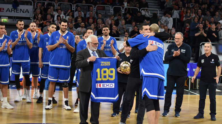 Η ΕΟΚ βράβευσε τον Νίκο Ζήση για την προσφορά του στην εθνική