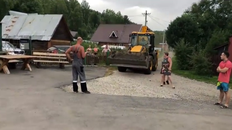 Έφερε μπουλντόζα σε καβγά με τους γείτονες