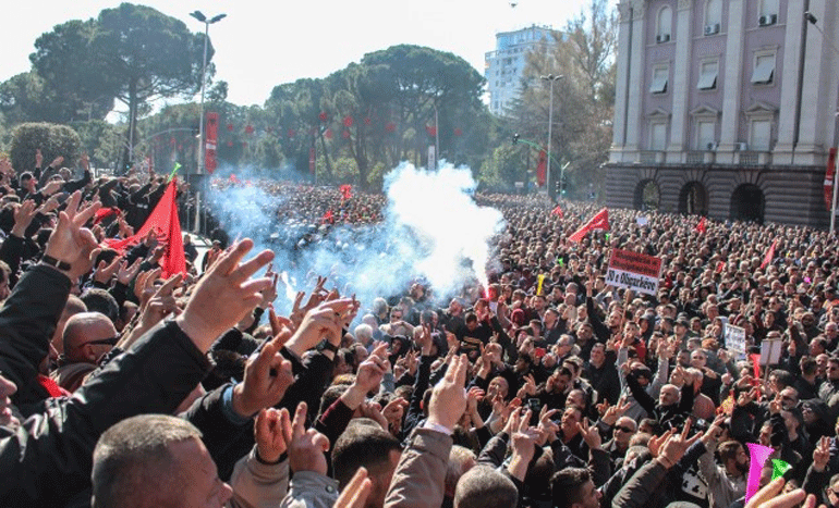 Καζάνι που βράζει η Αλβανία - Στους δρόμους οι πολίτες