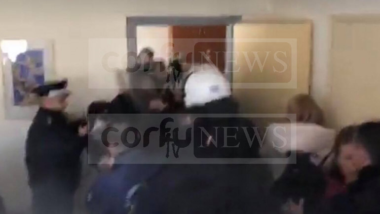 Ξύλο, χημικά και τραυματισμοί στην Κέρκυρα για την αδειοδότηση του ΧΥΤΥ Λευκίμμης Ξύλο, χημικά και τραυματισμοί στην Κέρκυρα για την αδειοδότηση του ΧΥΤΥ Λευκίμμης