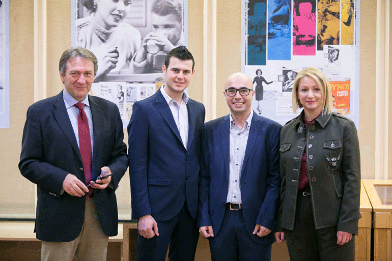 Από αριστερά: Βασίλης Κυριακόπουλος (Διευθυντής Εργοστασίου Πάτρας FrieslandCampina Hellas), Χαράλαμπος Μουρατίδης (Παραγωγός – συνεργάτης της FrieslandCampina Hellas), Μιχάλης Τσακλίδης (Επιθεωρητής Ζώνης Γάλακτος FrieslandCampina Hellas), Βέλια Κουβέλη (Διευθύντρια Εφοδιαστικής Αλυσίδας FrieslandCampina Hellas)