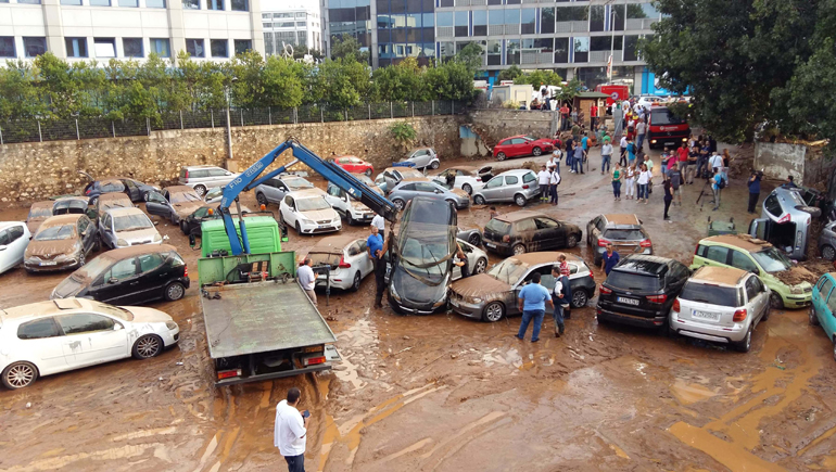 Ποτέ δεν ξέρεις πού και πώς μπορείς να την... πάθεις. Φωτογραφία από πρόσφατα φυσικά φαινόμενα όπου πλημμύρισε χώρος στάθμευσης στην περιοχή του Αμαρουσίου...