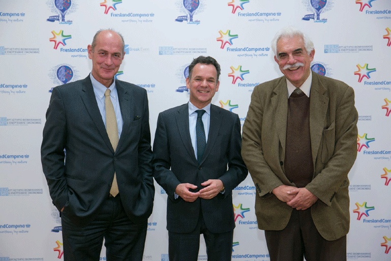 Από αριστερά: Κωνσταντίνος Μαγγιώρος (Διευθύνων Σύμβουλος FrieslandCampina Hellas και Νοτιοανατολικής Ευρώπης), Caspar Veldkamp (Πρέσβης της Ολλανδίας), Γιάννης Καλογήρου (Διευθυντής του Εργαστηρίου Βιομηχανικής και Ενεργειακής Οικονομίας, Επιστημονικός Υπεύθυνος της Μονάδας Καινοτομίας και Επιχειρηματικότητας του ΕΜΠ & της θερμοκοιτίδας ΕΠΙ.νοώ)