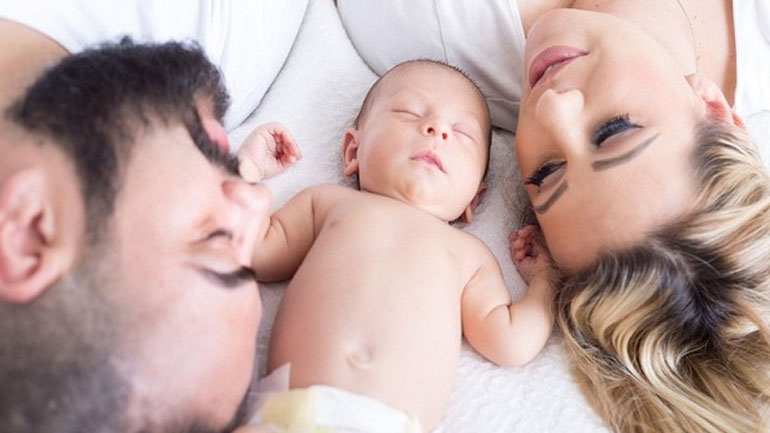 Η στέρηση του ύπνου λόγω του μωρού για τους νέους γονείς μπορεί να φθάσει τα έξι χρόνια