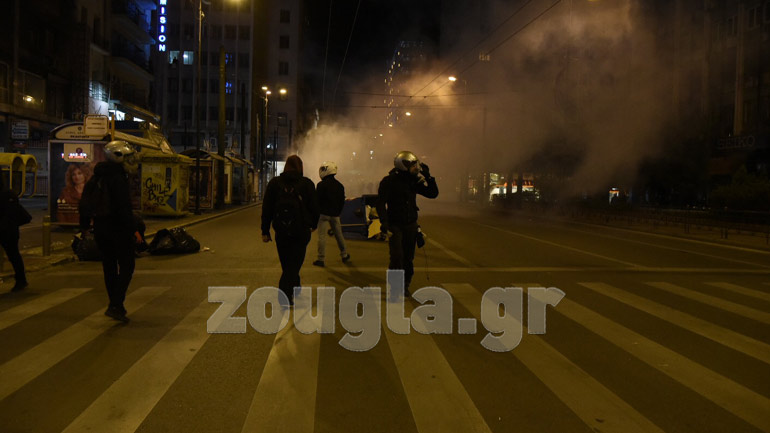 Επεισόδια έξω το Α.Τ. Ομόνοιας στην πορεία για τον θάνατο μετανάστη