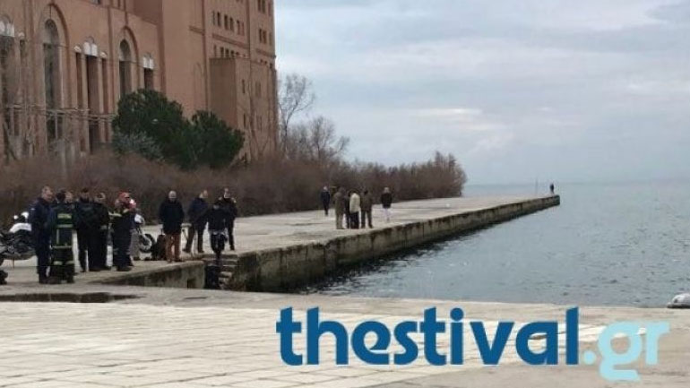 Ημίγυμνη γυναίκα βούτηξε στο Θερμαϊκό