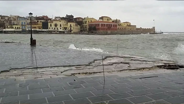Εκτεταμένες ζημιές στο ενετικό λιμάνι των Χανίων από την κακοκαιρία