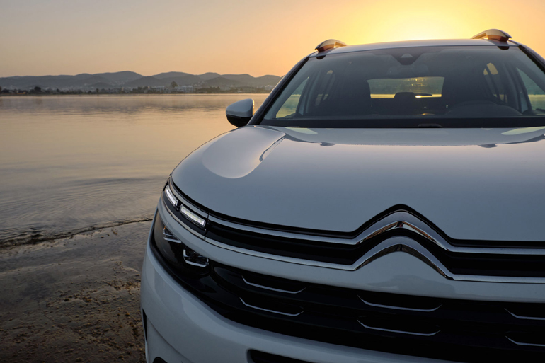 Ιδιαίτερη η σχεδίαση στο εμπρός τμήμα. Ξεχωρίζουν τα φώτα τεχνολογίας LED