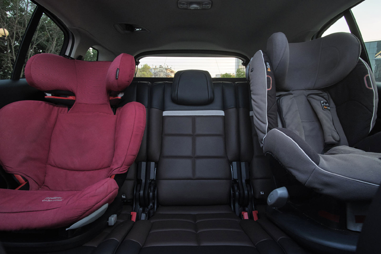 Τρία ανεξάρτητα καθίσματα στην πίσω σειρά...