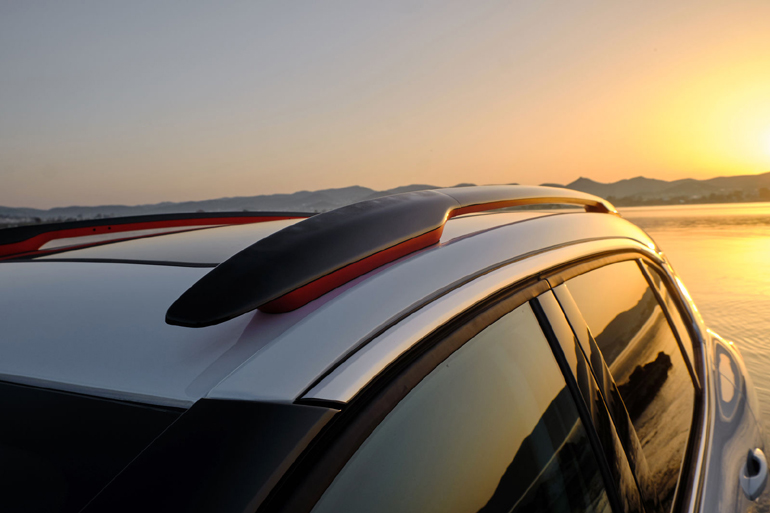 Οι μπάρες οροφής δίνουν μία έξτρα δυναμική στο αμάξωμα...