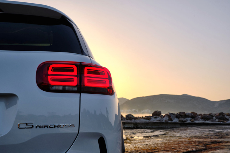 Όμορφα και τα πίσω φωτιστικά σώματα