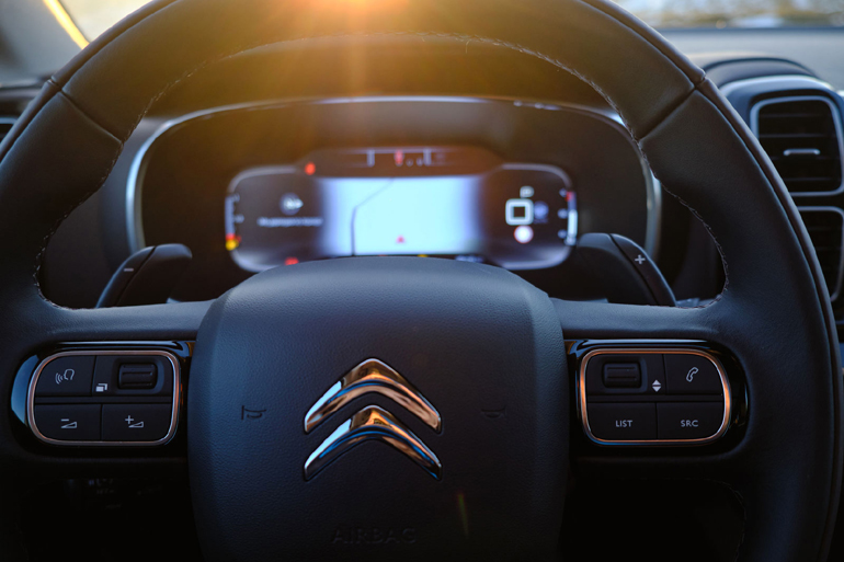 Κουμπιά με διάφορες λειτουργίες πάνω στο τιμόνι...