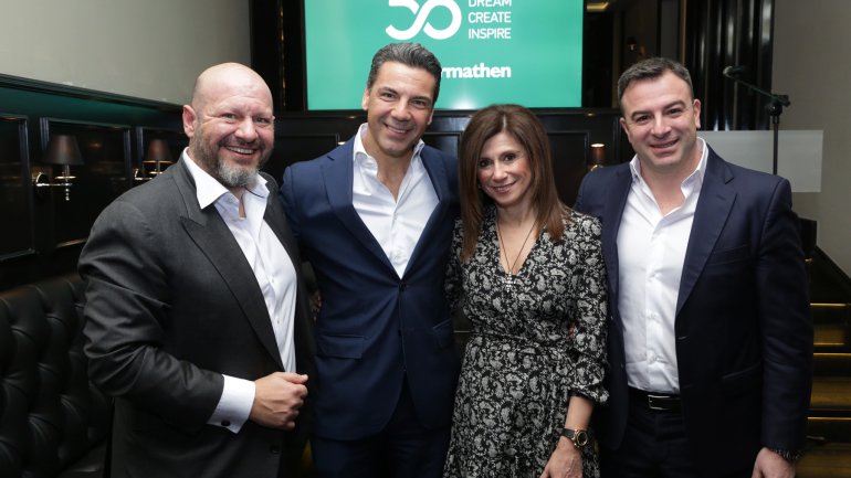 Στην φωτογραφία απεικονίζονται από αριστερά προς δεξιά: Βασίλης Κάτσος, Νίκος Σταθόπουλος,· Νέλλη Κάτσου, Δημήτρης Καδής