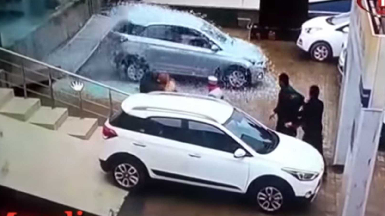 Πήγαν να πάρουν αυτοκίνητο στην κόρη τους αλλά αυτή τα διέλυσε όλα! Πήγαν να πάρουν αυτοκίνητο στην κόρη τους αλλά αυτή τα διέλυσε όλα!