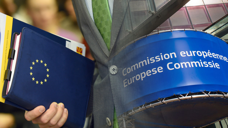 Καρότο και μαστίγιο της Κομισιόν για την αξιολόγηση
