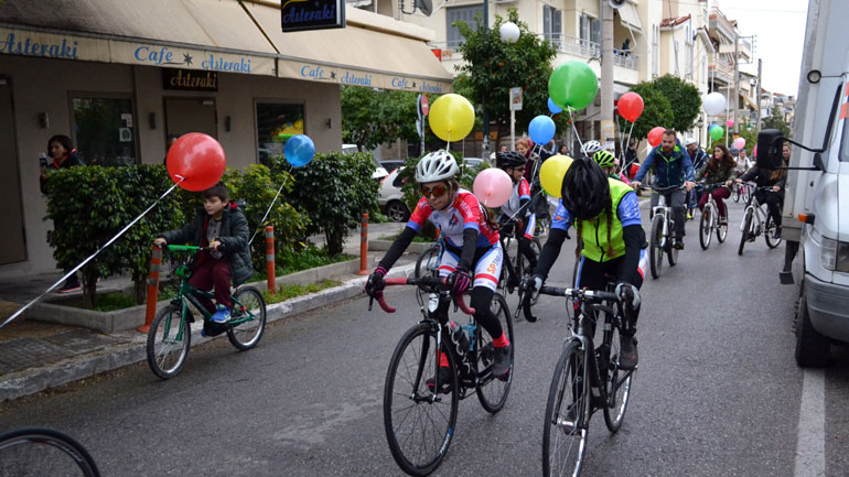 Ποδηλατοβόλτα μασκαράδων στο 25ο Καρναβάλι Δήμου Νίκαιας-Αγ.Ι. Ρέντη