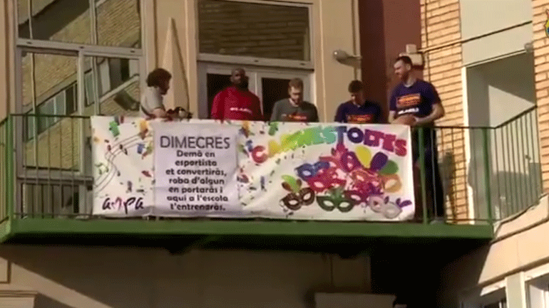 Ο Σίνγκλετον το έβαλε από το μπαλκόνι!