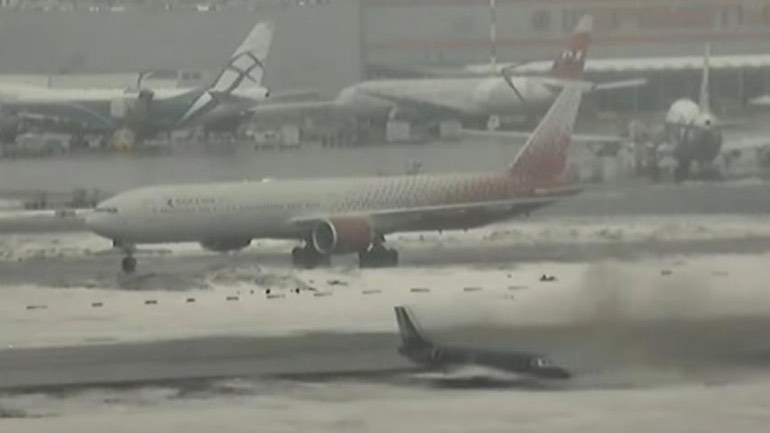 Μόσχα: Αεροσκάφος κάνει «πατινάζ» στον διάδρομο μετά την προσγείωση
