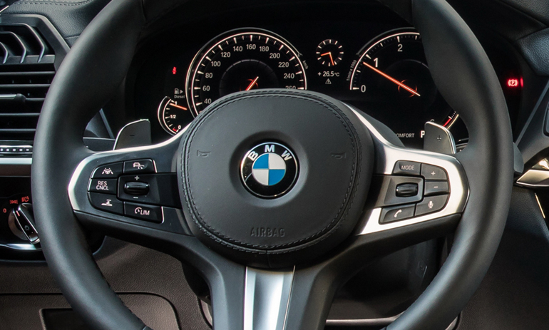 Η ενεργοποίηση της ημιαυτόνομης οδήγησης γίνεται πατώντας το μεσαίο και πάνω αριστερά κουμπιά στο τιμόνι