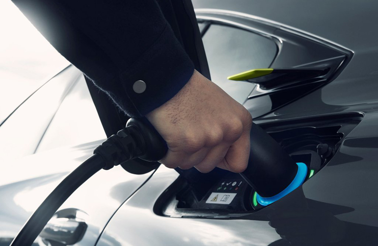 Προς το παρόν υπάρχουν διαθέσιμοι κινητήρες βενζίνης και diesel αλλά μέχρι τέλος του έτους θα εμφανιστεί και η έκδοση plug in hybrid...